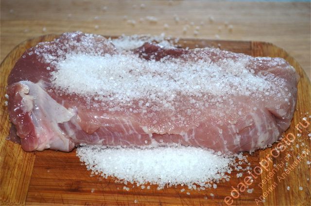 Куски мяса натереть солью