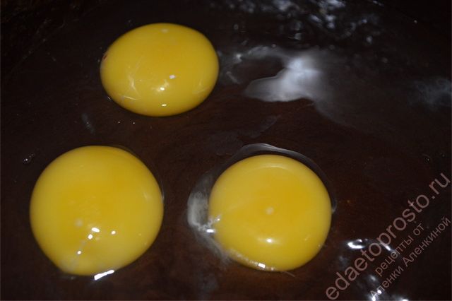 Добавить в остывшую массу яйца