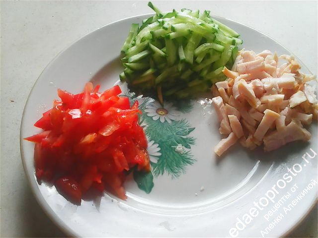 нарезанные продукты укладываем кучками по краю тарелки, фото приготовления салата Ромашка