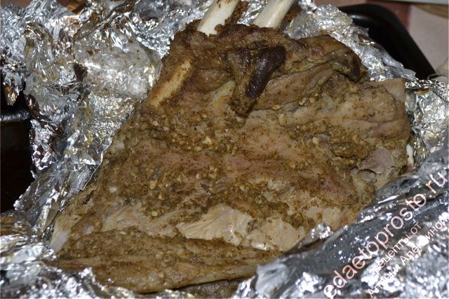 Мясо вытащить, фольгу открыть. Фото готовой свиной косточки в духовке