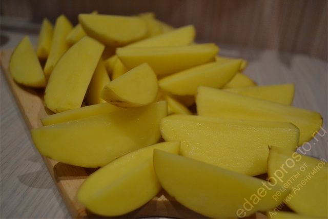 Картофелины тщательно моют под проточной водой и нарезают дольками