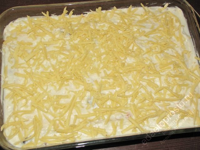 Слой 10 – равномерно распределить по поверхности оставшуюся половину натертого сыра