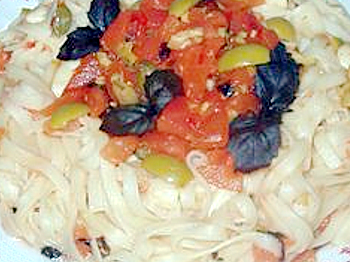 фото заставка к рецепту лапши с помидорами и сулугуни