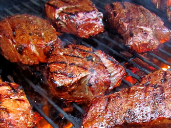 фото к рецепту барбекю по-филиппински, фото жарящегося на углях мяса