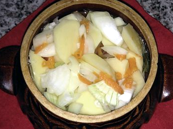 фото к рецепту жаркого с овощами в керамических горшочках