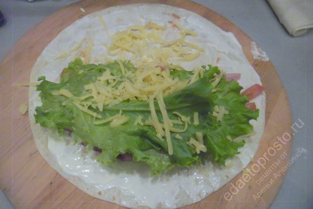 накрыть листиком салата и посыпать тёртым сыром