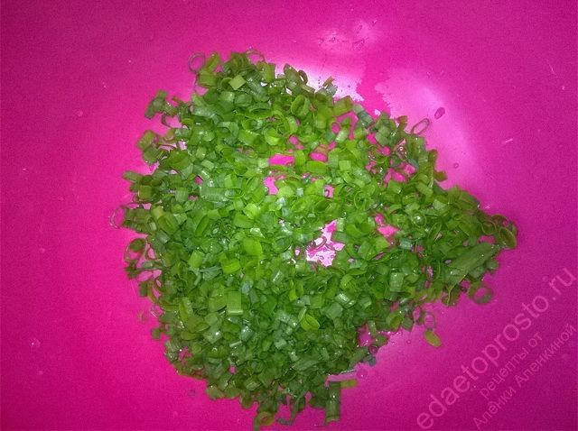 Нарезаем зеленый лук для весеннего салата, пошаговое фото