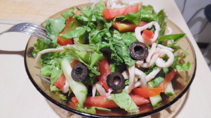 фото блюда Овощной салат с кальмарами 