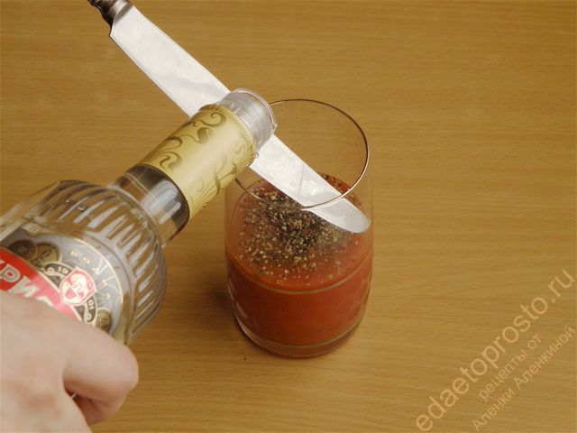 По ножу наливаем водку, фото приготовления коктейля Кровавая Мэри